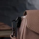Компактная кожаная сумка с треугольным клапаном Vintage 22256 бежевая. - изображение 9