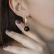 Серьги натуральный камень Агат черный + вставки фур-ра гип-ный сплав цвет золото d-12х6мм L-37мм - изображение 4