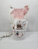 Букет подарков для малышей с боді пеленок и аксессуаров a.l.babybox Зайка с мамой с боди розовый - изображение 1