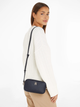 Torebka crossbody damska Tommy Hilfiger AW0AW15179-DW6 Niebieska (8720644643211) - obraz 2