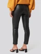 Брюки из искусственной кожи на флисе женские NA-KD 1100-001892-0002 38 Черные (7325941772124) - изображение 2