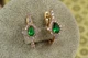 Серьги Xuping Jewelry Капелька с зеленым камнем в ободке с шипами 2 см золотистые - изображение 1