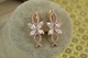 Сережки Xuping Jewelry Бузок з білими каменями 2,8 см золотисті - зображення 1