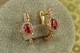 Серьги Xuping Jewelry Капелька с красным камнем в ободке с шипами 2 см золотистые - изображение 2