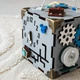 Деревянный бизикубик бизиборд кубик развивающая игрушка для детей малышей девочек мальчиков 15х15х15 см Серый - изображение 6