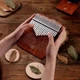 Калимба Hluru KY21 Zambian Padauk (21 язычков, замбийский падук), кейс, пъезвукосниматель - изображение 5
