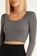 Топ-лонгслів в рубчик з довгим рукавом Giulia CROP TOP RIB POPPY SEED One Size Темно-сірий - изображение 3