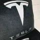 Плед та подушка автомобільні з вишивкою логотипа Tesla Чорний + Чохол для зберігання (0743) - изображение 2