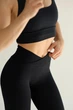 Спортивные женские леггинсы Soft SQ с эффектом визуальной коррекции фигуры Push Up V-пояс Однотонные L Черные (SQ010000L) - изображение 4