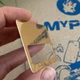 Бейдж для сублимации металлический с окном зеркальное золото 70*40 мм, толщина 0,55 мм (7041) - изображение 3