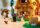 Zestaw klocków LEGO Disney: Chatka Królewny Śnieżki i siedmiu krasnoludków 2228 elementów (43242) - obraz 13