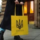 Сумка шопер жіноча однотонна з патріотичним принтом "Сила України в її народі" 38х42 см жовтого кольору - зображення 1