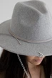 Шляпа федора из шерсти с цепью и замшевым шнурком D.Hats Светло серый - изображение 7
