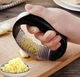 Пресс для чеснока GARLIC PRESS ручной из нержавеющей стали измельчитель металлический с ручкой черный чеснокодавка - изображение 6