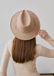 Шерстяная шляпа Федора с декором и цепочкой PEARL WOOL HAT молочная - изображение 5
