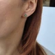 Серебряные серьги гвоздики на закрутках Цветок в Зеленых Камнях серебро 925 пробы родированное 82904з 1.00г - изображение 2