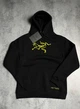 Худи унисекс с рисунком желтого логотипа Arcteryx размер M черного цвета - изображение 1