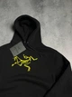 Худи унисекс с рисунком желтого логотипа Arcteryx размер M черного цвета - изображение 2