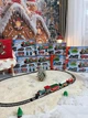 Новорічна залізниця JHX6639 локомотив , 3 вагони , дерева , знаки , музика , світло , на батарейках , в коробці , 58-33-6,5 см. - зображення 1