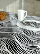 Скатерть водоотталкивающая Delux Textil Зебра Черная 140 х 110 см (366124) - изображение 3
