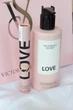 Подарочный набор Victoria's Secret Роликовый парфюм Love 7 мл + парфюмированный лосьон Love 250 мл - изображение 2