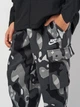 Детские теплые спортивные штаны на флисе Nike K Nsw Club Flc Cargo Pant Camo FZ5491-084 128-137 см Серо-дымчатый/Белый (197596178227) - изображение 4