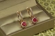 Серьги Xuping Jewelry Витраж с малиновыми камнями 2,4 см золотистые - изображение 3