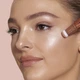 Кремовий хайлайтер Charlotte Tilbury BEAUTY LIGHT WAND відтінок - Spotlight (12ml) - изображение 2