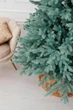Литая искусственная елка Эсмеральда 2.2 м новогодняя реалистичная пышная долговечная премиум елка, пушистая декоративная складная елка из мягких литых веток на металлическом основании для праздничного декора дома Зеленый - изображение 8