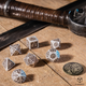 Zestaw kości Q-Workshop The Witcher Dice Kit Geralt Biały Wilk 7 elementów Perłowo-białe (5907699496105) - obraz 4