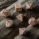 Zestaw kości Q-Workshop Viking Dice Kit Wikingowie 7 elementów Beżowo-bordowe (5907699493647) - obraz 5