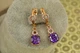 Сережки підвіски Xuping Jewelry куплет із фіолетовим каменем 3 см золотисті - зображення 1