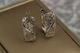 Серьги Xuping Jewelry выгнутый прямоугольник с узором змейка 1.8 см серебристые - изображение 1