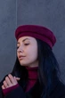 Берет женский из кашемира D.Hats бордового цвета - изображение 2