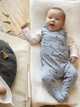 Spodnie ogrodniczki chłopięce Pinokio Charlie Sleepsuit 56 cm Granatowe (5901033293146) - obraz 1