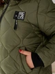 Теплая зимняя куртка пальто стеганная с капюшоном и завязками по бокам больших размеров 52-54 хаки VM 1526 - изображение 9
