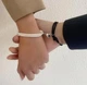 Магнітні парні браслети з серцем у подарунковому конверті - символ любові та дружби (чорний і білий) романтичний подарунок для особливих моментів - зображення 1