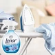 Спрей для видалення неприємних запахів та вирівнювання форми одягу Lenor Spring Awaking 2in1 Crease Releaser Faltenglatt & Textilerfrischer 500 мл - зображення 2