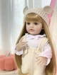 Велика вінілова лялька ручної роботи Reborn Baby Doll зі справжнім русявим волоссям та великими очима. - зображення 8