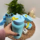 Термос детский с ушками в комплекте 2 насадки клапан для питья с чашечкой и трубочка а также сумочка на ремешке медвежонок голубой - изображение 3