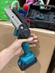 Мини пила Supretto аккумуляторная с двумя аккумуляторами в кейсе - изображение 2