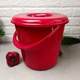 Красное пластиковое ведро 10 л с крышкой и мощной ручкой Алеана - изображение 7