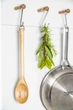 Ложка для сервировки KitchenAid Coreline с прорезями 34 см береза (KQR704OHE) - изображение 5