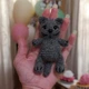 М'яка плюшева іграшка handmade Котик 10,5 см з 3-ма комплектами одягу, люлькою, матрацем, подушкою і ковдрою амігурумі в'язаний гачком - зображення 7