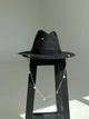 Шляпа Федора женская D.Hats из рафия с цепью золото с сердцами черная - изображение 4