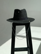 Шляпа Федора женская D.Hats из рафия с двойной цепью серебро черная - изображение 5