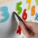 Магнитная доска 4в1 для мела, для развития и творчества ребенка Kruzzel 25571 с набором цифр 40х40см - изображение 3
