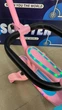 Дитячий самокат SCOOTER (Світло-музика Батьк.-ручка. Сидіння. Дод-кол. Бортик. Складний) рожевий - изображение 7