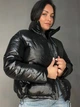 Куртка жіноча Lady Yep 9073 глянцева пуффер з кишенями без капюшона коротка 46 чорна - зображення 4