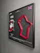 Легендарна Лімітована Модель Panini McLaren MP4/4 в масштабі 1/43 з Рамкою Тримачем 25x25см 2в1 на Стіну або Полицю і 3D Трасою British Grand Prix "Silverstone" конфігурації 1988 року /1988 Season Model Car #12 Ayrton Senna - зображення 9